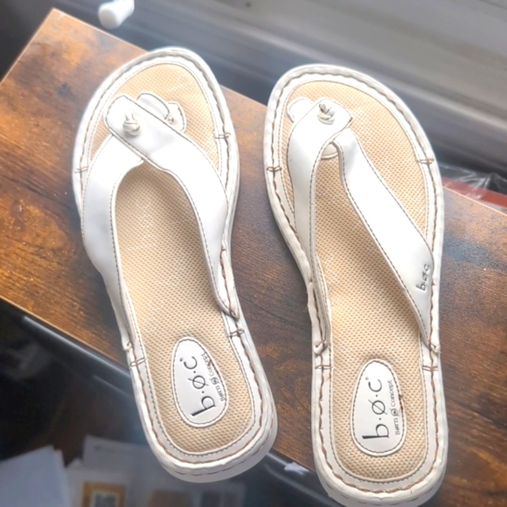 B.o.c Women's Size 8 White Leather Slip-On Flat Sandals / Flip Flops - Picture 5 of 11
